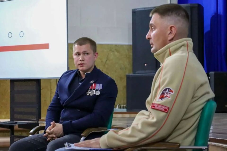 Диалог с Героем. 22 мая в Доме молодёжи Николаевского района Юнармейцы, Волонтёры Победы, кадеты, студенты и активисты Движения Первых встретились с Ярославом Викторовичем Котиком — гвардии младшим лейтенантом и участником... Диалог с Героем. 22 мая в Доме молодёжи Николаевского района Юнармейцы, Волонтёры Победы, кадеты, студенты и активисты Движения Первых встретились с Ярославом Викторовичем Котиком — гвардии младшим лейтенантом и участником...