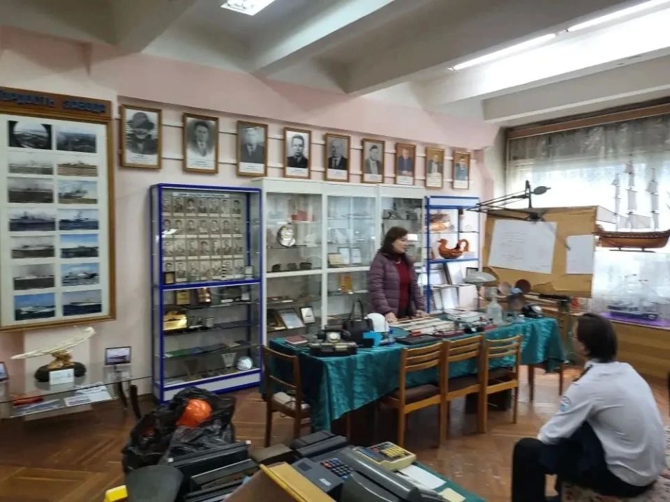 Десятиклассники Хабаровска отправились туда, где строят корабли Десятиклассники Хабаровска отправились туда, где строят корабли