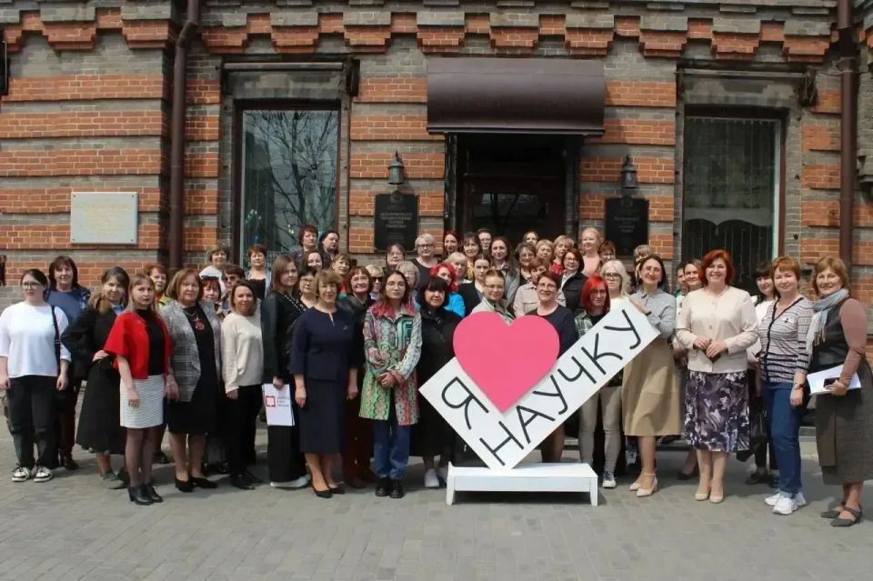 Уважаемые работники библиотек Хабаровского края! Сердечно поздравляем вас с Общероссийским днём библиотек! Уважаемые работники библиотек Хабаровского края! Сердечно поздравляем вас с Общероссийским днём библиотек!