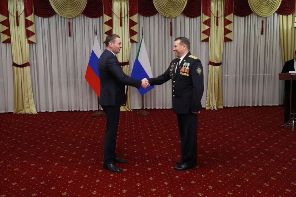 Дмитрий Демешин: Провёл торжественный приём для ветеранов пограничной службы, действующих сотрудников Пограничного управления ФСБ по Хабаровскому краю и ЕАО и Хабаровского пограничного института накануне их профессионального... Дмитрий Демешин: Провёл торжественный приём для ветеранов пограничной службы, действующих сотрудников Пограничного управления ФСБ по Хабаровскому краю и ЕАО и Хабаровского пограничного института накануне их профессионального...