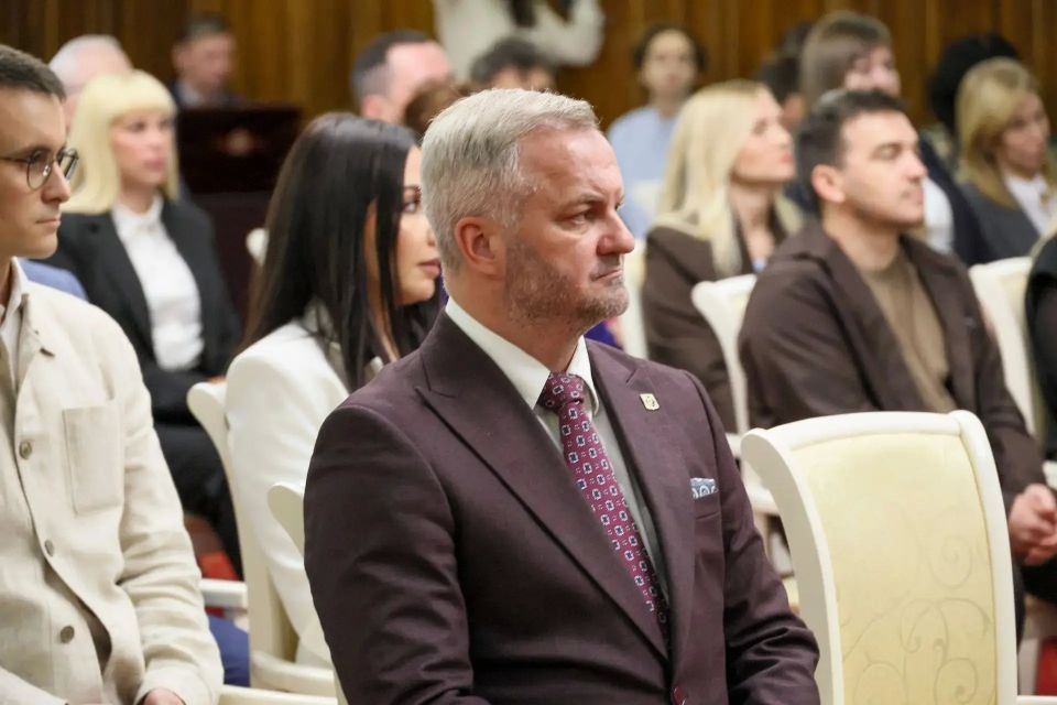 Дмитрий Демешин: На торжественном приёме в честь Дня российского предпринимательства вручил награды лучшим представителям бизнеса Хабаровского края Дмитрий Демешин: На торжественном приёме в честь Дня российского предпринимательства вручил награды лучшим представителям бизнеса Хабаровского края