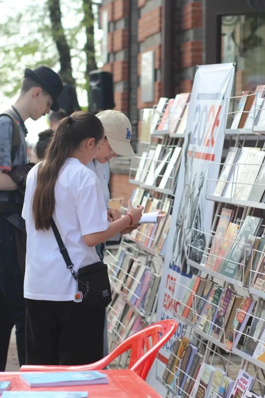 Уважаемые работники библиотек Хабаровского края! Сердечно поздравляем вас с Общероссийским днём библиотек! Уважаемые работники библиотек Хабаровского края! Сердечно поздравляем вас с Общероссийским днём библиотек!