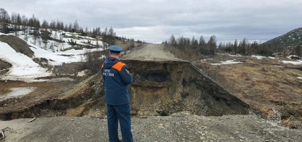 В Магаданской области из-за снега размыло дорогу В Магаданской области из-за снега размыло дорогу