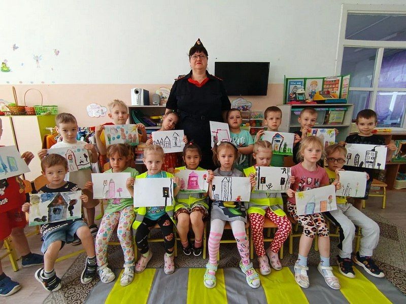 В городе Комсомольске-на-Амуре сотрудники Госавтоинспекции провели для дошколят мероприятие «Знаток ПДД» В городе Комсомольске-на-Амуре сотрудники Госавтоинспекции провели для дошколят мероприятие «Знаток ПДД»