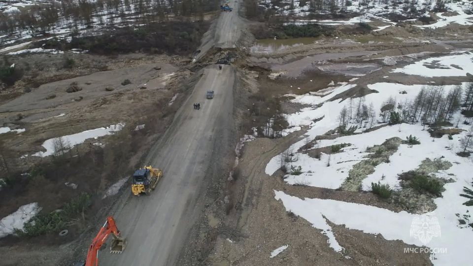 В Магаданской области из-за снега размыло дорогу