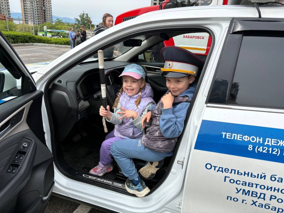 В рамках праздничных мероприятий, посвященных Дню города Хабаровска сотрудники Госавтоинспекции провели для юных жителей увлекательную игру "Я инспектор ДПС" В рамках праздничных мероприятий, посвященных Дню города Хабаровска сотрудники Госавтоинспекции провели для юных жителей увлекательную игру "Я инспектор ДПС"