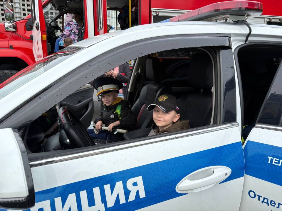 В рамках праздничных мероприятий, посвященных Дню города Хабаровска сотрудники Госавтоинспекции провели для юных жителей увлекательную игру "Я инспектор ДПС" В рамках праздничных мероприятий, посвященных Дню города Хабаровска сотрудники Госавтоинспекции провели для юных жителей увлекательную игру "Я инспектор ДПС"