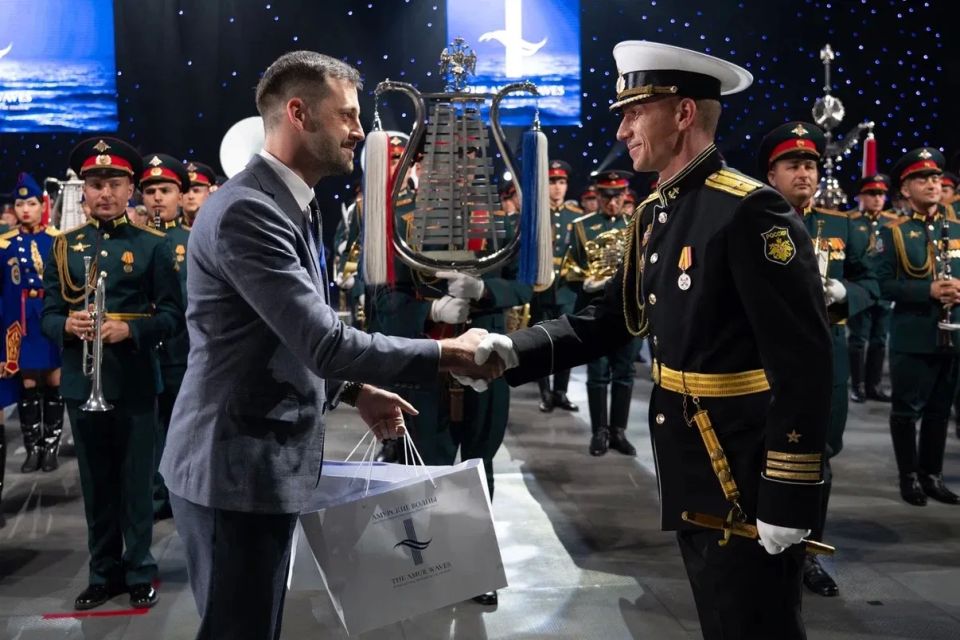 В Хабаровске состоялось награждение участников 14-ого Международного военно-музыкального фестиваля "Амурские волны" В Хабаровске состоялось награждение участников 14-ого Международного военно-музыкального фестиваля "Амурские волны"