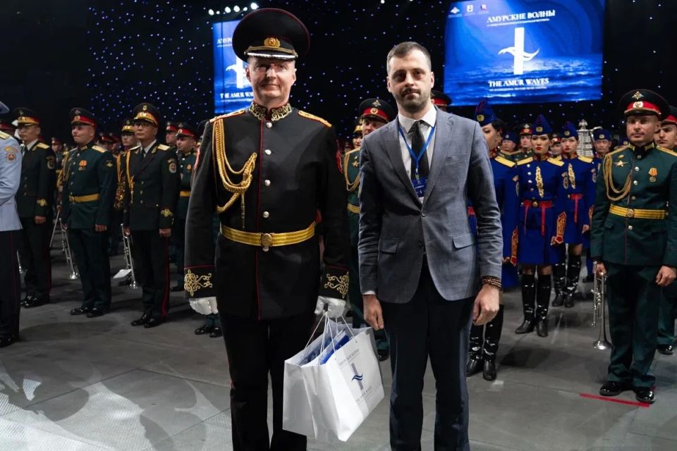 В Хабаровске состоялось награждение участников 14-ого Международного военно-музыкального фестиваля "Амурские волны" В Хабаровске состоялось награждение участников 14-ого Международного военно-музыкального фестиваля "Амурские волны"