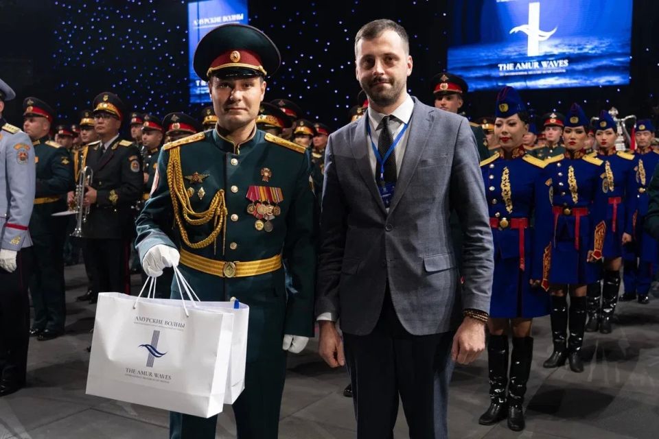 В Хабаровске состоялось награждение участников 14-ого Международного военно-музыкального фестиваля "Амурские волны" В Хабаровске состоялось награждение участников 14-ого Международного военно-музыкального фестиваля "Амурские волны"