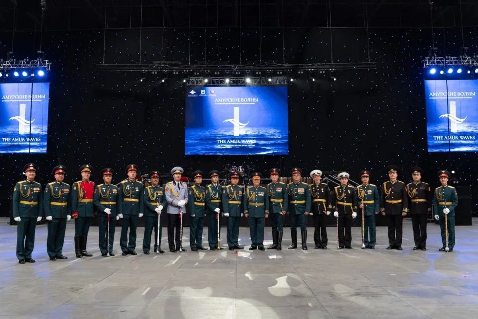 В Хабаровске состоялось награждение участников 14-ого Международного военно-музыкального фестиваля "Амурские волны" В Хабаровске состоялось награждение участников 14-ого Международного военно-музыкального фестиваля "Амурские волны"