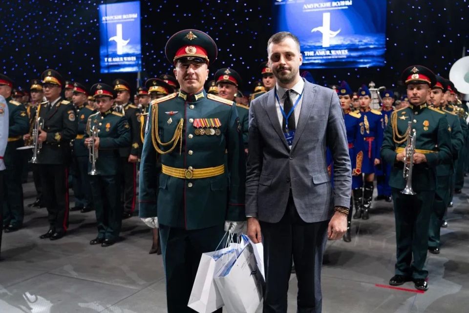 В Хабаровске состоялось награждение участников 14-ого Международного военно-музыкального фестиваля "Амурские волны" В Хабаровске состоялось награждение участников 14-ого Международного военно-музыкального фестиваля "Амурские волны"