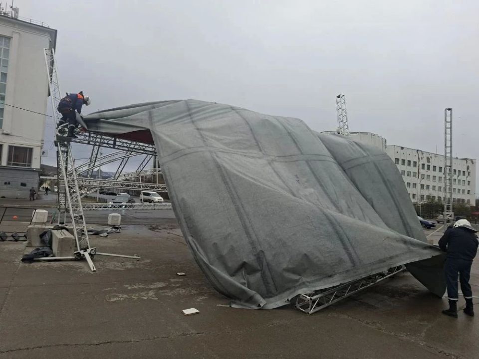 Сцена рухнула на Соборной площади в Магадане Сцена рухнула на Соборной площади в Магадане