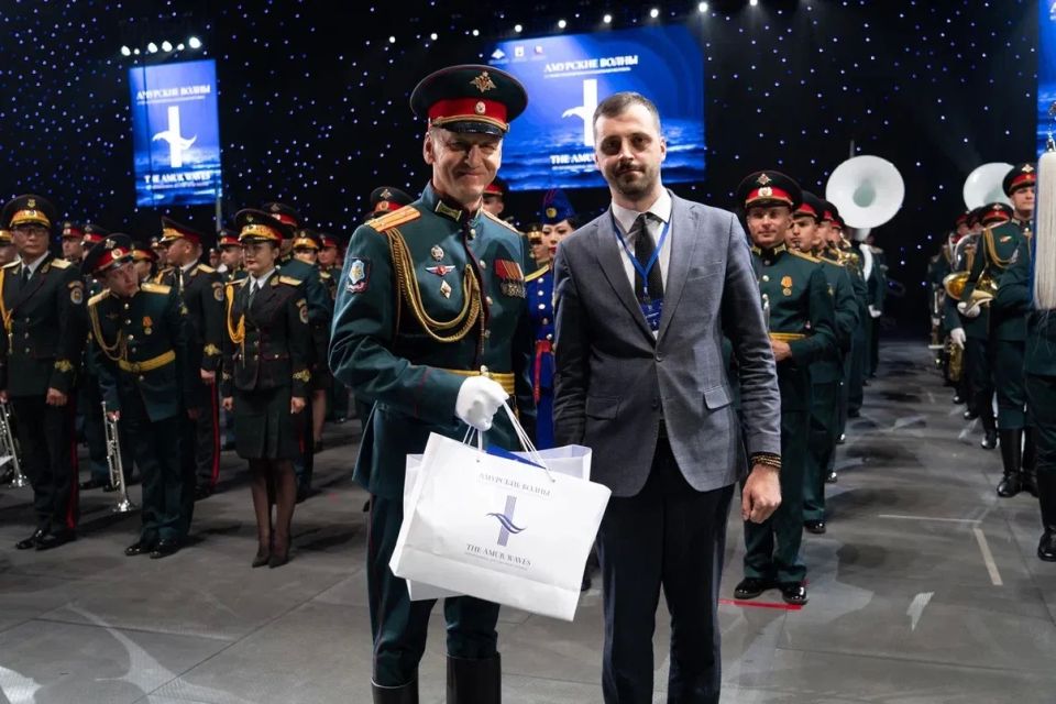 В Хабаровске состоялось награждение участников 14-ого Международного военно-музыкального фестиваля "Амурские волны" В Хабаровске состоялось награждение участников 14-ого Международного военно-музыкального фестиваля "Амурские волны"