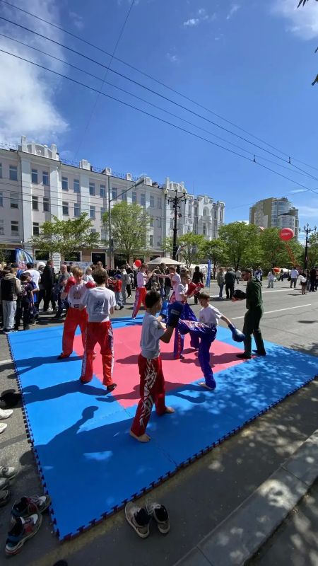 В рамках арт-фестиваля «Счастливый Хабаровск», приуроченного ко Дню города, состоялось яркое событие — показательные выступления юных спортсменов! В рамках арт-фестиваля «Счастливый Хабаровск», приуроченного ко Дню города, состоялось яркое событие — показательные выступления юных спортсменов!