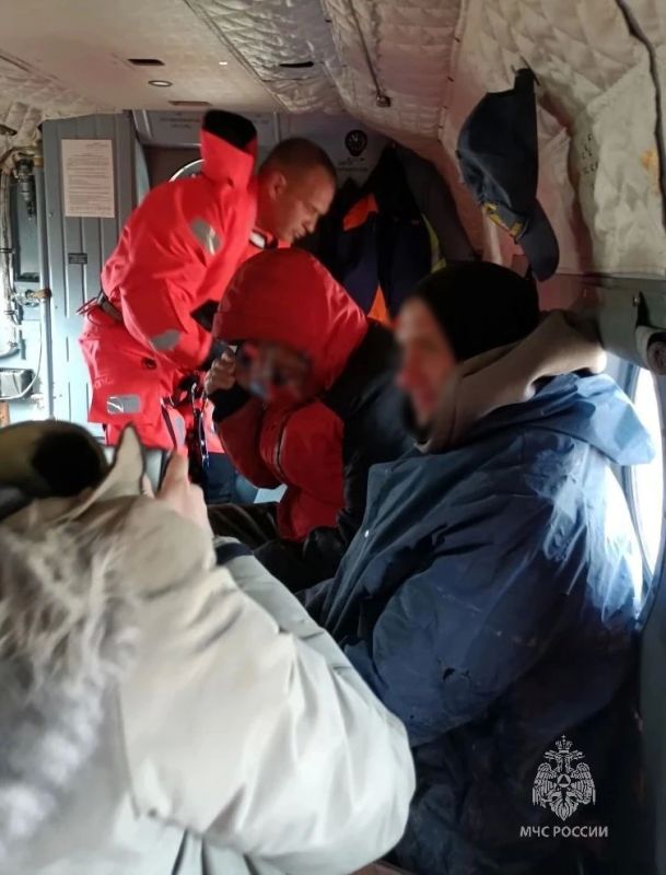 В Хабаровском крае спасатели и летчики МЧС России нашли рыбаков, пропавших в Охотском море В Хабаровском крае спасатели и летчики МЧС России нашли рыбаков, пропавших в Охотском море