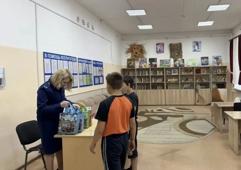 Сотрудники аппарата прокуратуры края поздравили детей Сотрудники аппарата прокуратуры края поздравили детей
