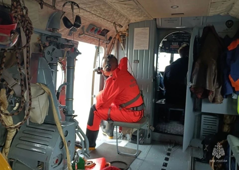 В Хабаровском крае спасатели и летчики МЧС России нашли рыбаков, пропавших в Охотском море В Хабаровском крае спасатели и летчики МЧС России нашли рыбаков, пропавших в Охотском море
