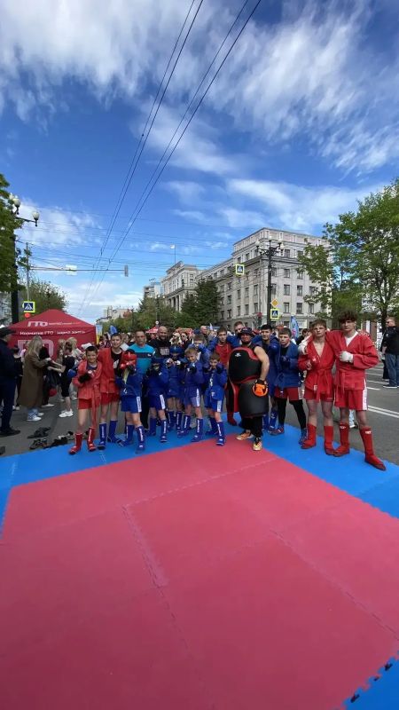 В рамках арт-фестиваля «Счастливый Хабаровск», приуроченного ко Дню города, состоялось яркое событие — показательные выступления юных спортсменов! В рамках арт-фестиваля «Счастливый Хабаровск», приуроченного ко Дню города, состоялось яркое событие — показательные выступления юных спортсменов!