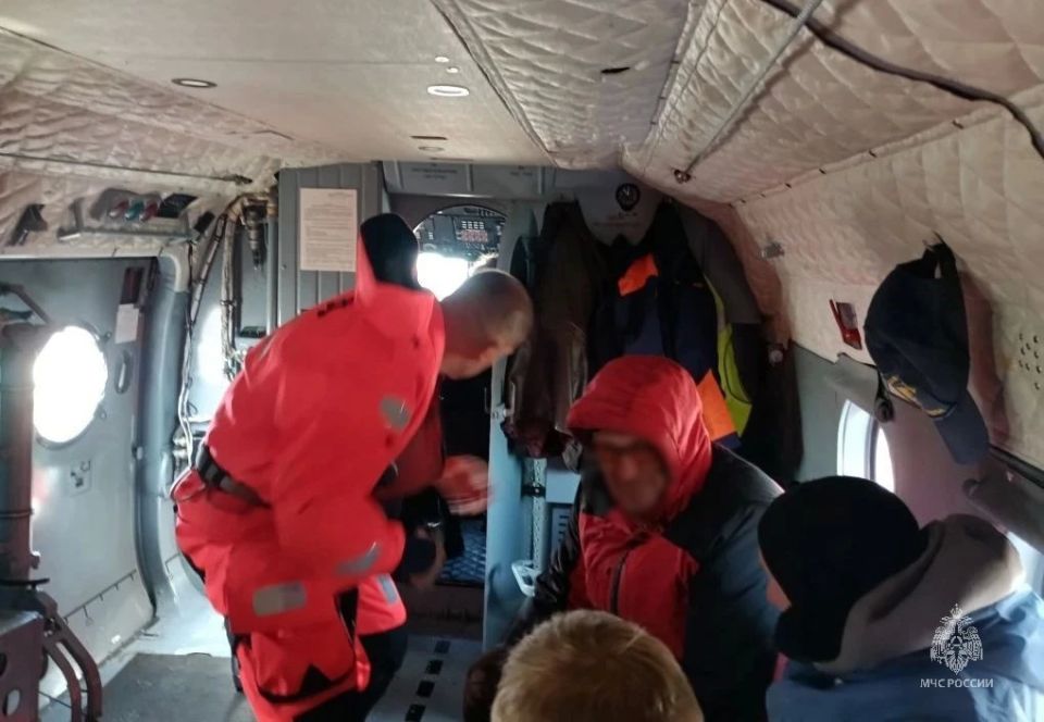 В Хабаровском крае спасатели и летчики МЧС России нашли рыбаков, пропавших в Охотском море В Хабаровском крае спасатели и летчики МЧС России нашли рыбаков, пропавших в Охотском море