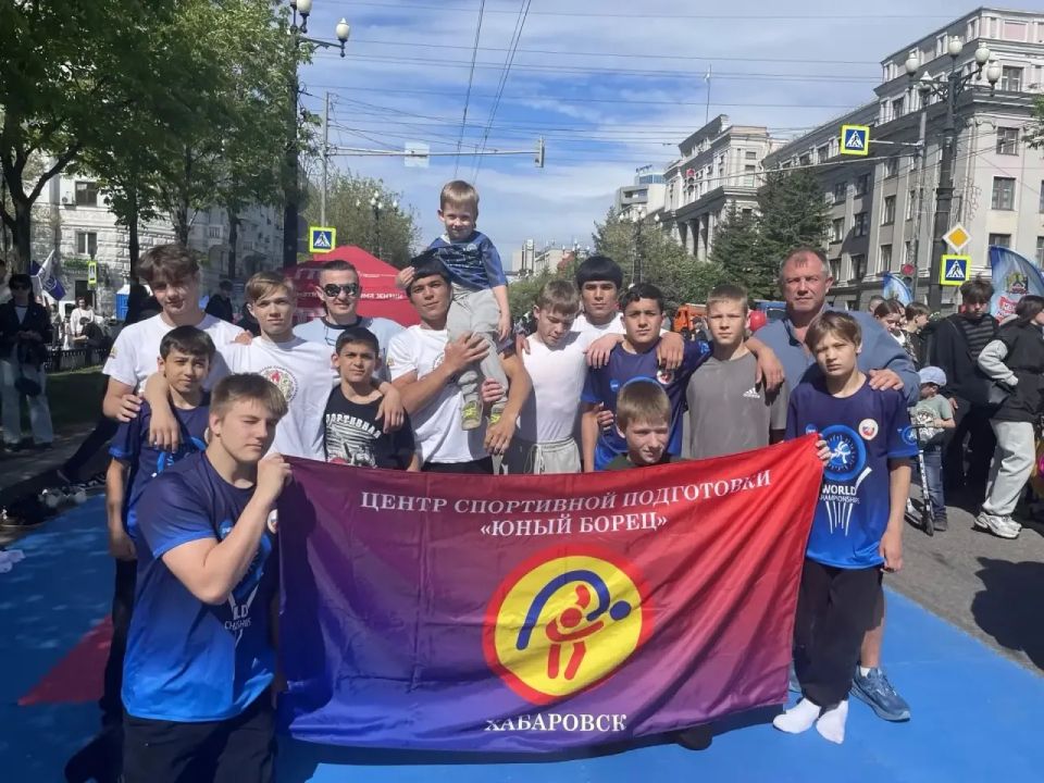В рамках арт-фестиваля «Счастливый Хабаровск», приуроченного ко Дню города, состоялось яркое событие — показательные выступления юных спортсменов! В рамках арт-фестиваля «Счастливый Хабаровск», приуроченного ко Дню города, состоялось яркое событие — показательные выступления юных спортсменов!
