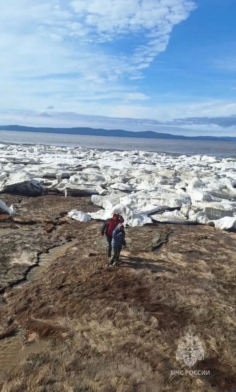 В Хабаровском крае спасатели и летчики МЧС России нашли рыбаков, пропавших в Охотском море В Хабаровском крае спасатели и летчики МЧС России нашли рыбаков, пропавших в Охотском море