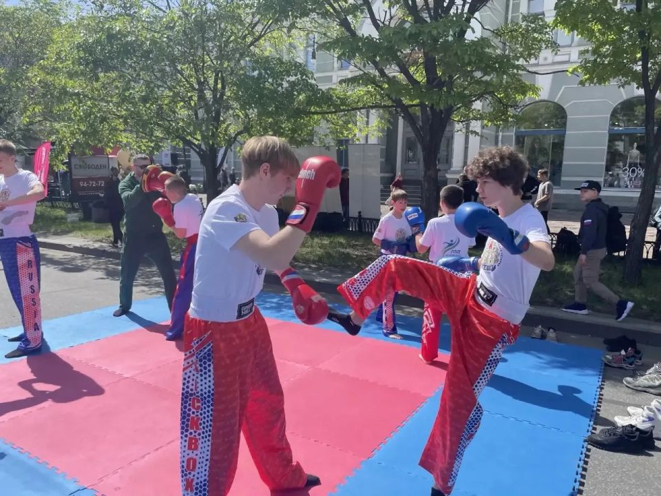 В рамках арт-фестиваля «Счастливый Хабаровск», приуроченного ко Дню города, состоялось яркое событие — показательные выступления юных спортсменов! В рамках арт-фестиваля «Счастливый Хабаровск», приуроченного ко Дню города, состоялось яркое событие — показательные выступления юных спортсменов!