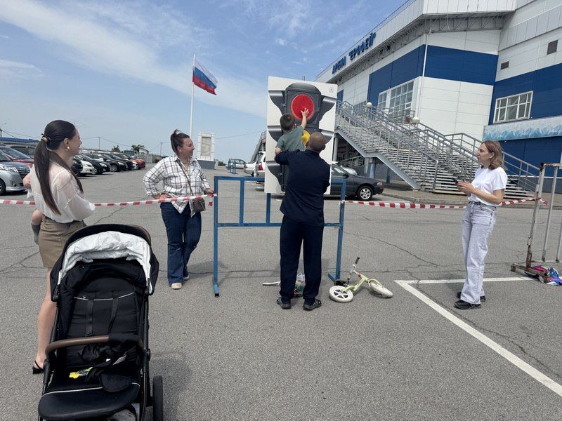 В Хабаровске в День защиты детей госавтоинспекторы провели праздничное мероприятие «Вместе за безопасность дорожного движения» В Хабаровске в День защиты детей госавтоинспекторы провели праздничное мероприятие «Вместе за безопасность дорожного движения»