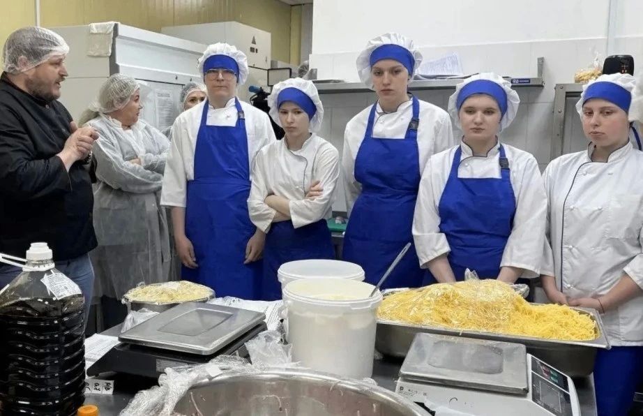 С квасом или сывороткой: будущие повара из Хабаровска приготовили окрошку в рамках проекта «Гастрономическое путешествие»