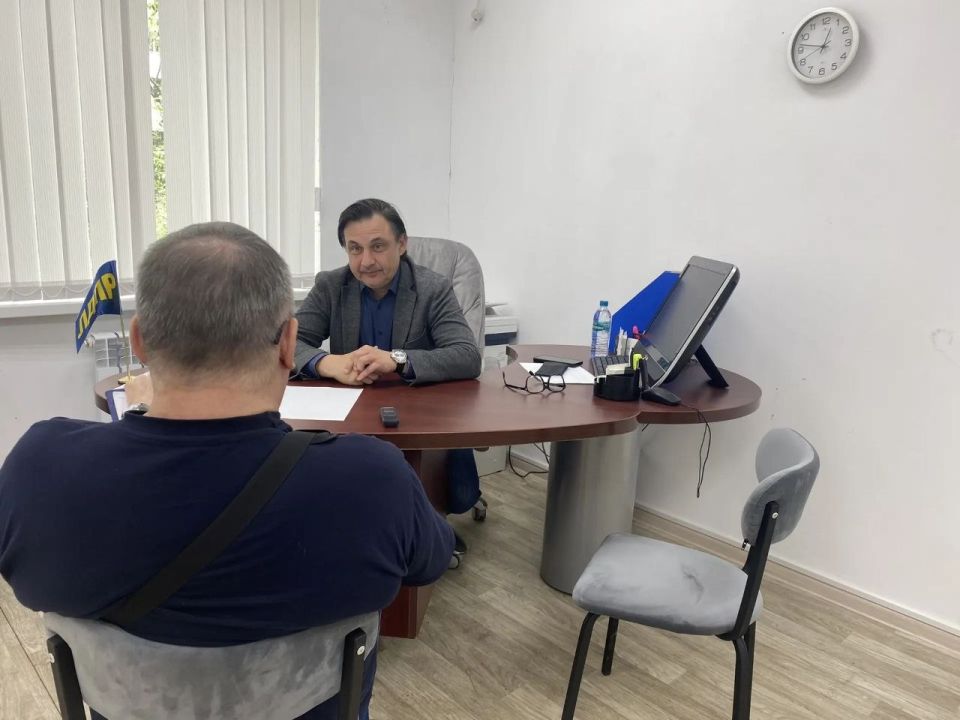 Александр Жорник: В Комсомольске-на-Амуре состоялся очередной личный приём граждан, в ходе которого поступил ряд обращений по вопросам жилищно-коммунального хозяйства, содержания многоквартирных домов и благоустройства... Александр Жорник: В Комсомольске-на-Амуре состоялся очередной личный приём граждан, в ходе которого поступил ряд обращений по вопросам жилищно-коммунального хозяйства, содержания многоквартирных домов и благоустройства...