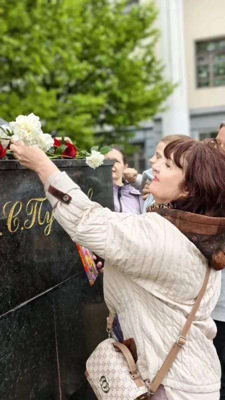 В Хабаровске прошла акция ко Дню рождения Александра Сергеевича Пушкина В Хабаровске прошла акция ко Дню рождения Александра Сергеевича Пушкина