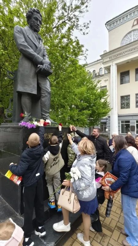 В Хабаровске прошла акция ко Дню рождения Александра Сергеевича Пушкина В Хабаровске прошла акция ко Дню рождения Александра Сергеевича Пушкина