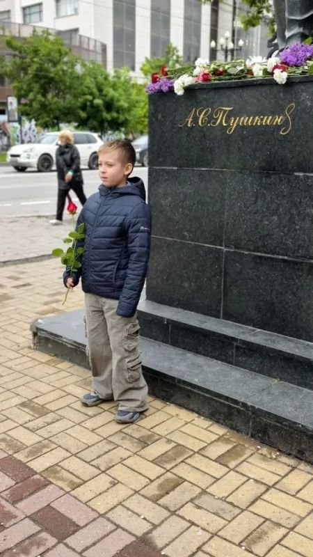 В Хабаровске прошла акция ко Дню рождения Александра Сергеевича Пушкина В Хабаровске прошла акция ко Дню рождения Александра Сергеевича Пушкина
