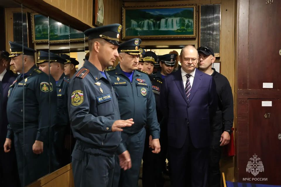Александр Куренков во время рабочей поездки в Пензенскую область передал новую технику спасателям и наградил личный состав, проявивший отвагу и самоотверженность при исполнении служебных обязанностей Александр Куренков во время рабочей поездки в Пензенскую область передал новую технику спасателям и наградил личный состав, проявивший отвагу и самоотверженность при исполнении служебных обязанностей