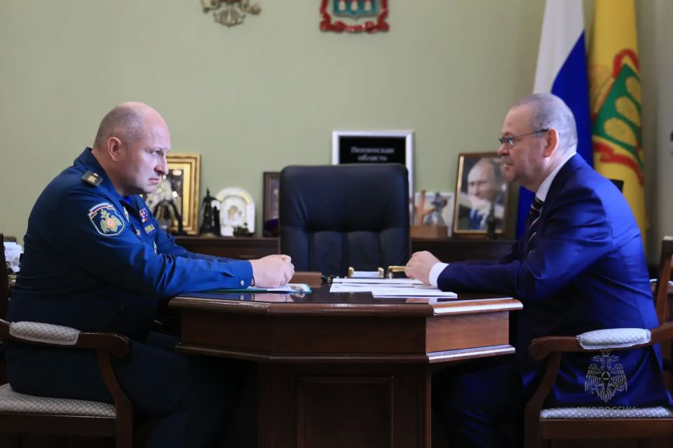 Александр Куренков во время рабочей поездки в Пензенскую область передал новую технику спасателям и наградил личный состав, проявивший отвагу и самоотверженность при исполнении служебных обязанностей Александр Куренков во время рабочей поездки в Пензенскую область передал новую технику спасателям и наградил личный состав, проявивший отвагу и самоотверженность при исполнении служебных обязанностей