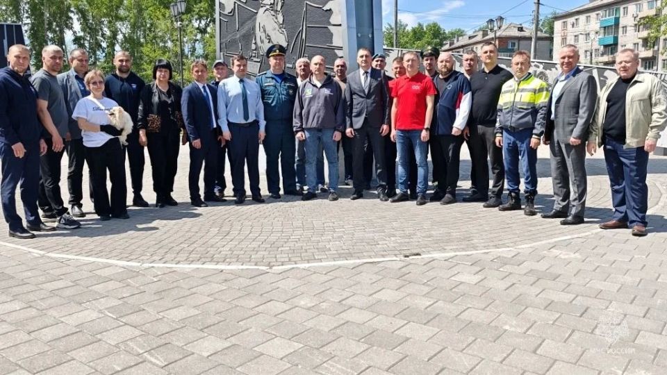 Сотрудники МЧС России внесли свой вклад в озеленение Города юности Сотрудники МЧС России внесли свой вклад в озеленение Города юности