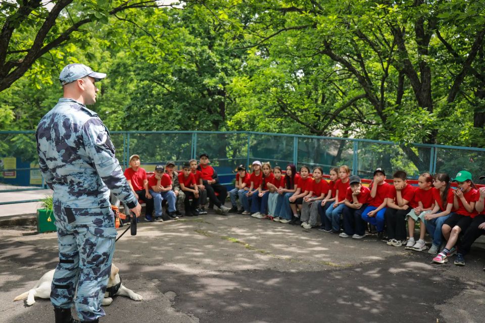 В преддверии Дня России представители Общественного совета при УТ МВД России по ДФО совместно с транспортными полицейскими организовали масштабный урок патриотического воспитания В преддверии Дня России представители Общественного совета при УТ МВД России по ДФО совместно с транспортными полицейскими организовали масштабный урок патриотического воспитания
