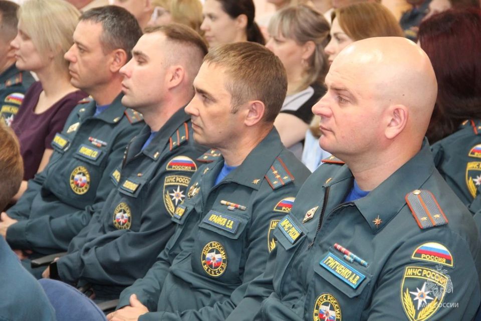 Медали «За спасение на пожаре» и грамоты волонтерам вручены в региональном управлении МЧС России Медали «За спасение на пожаре» и грамоты волонтерам вручены в региональном управлении МЧС России