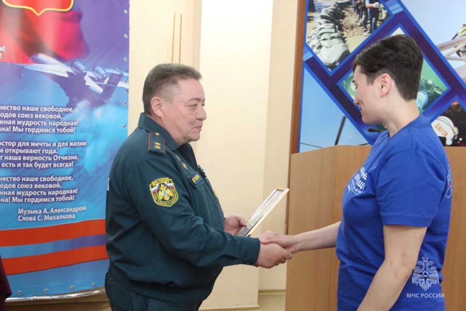 Медали «За спасение на пожаре» и грамоты волонтерам вручены в региональном управлении МЧС России Медали «За спасение на пожаре» и грамоты волонтерам вручены в региональном управлении МЧС России