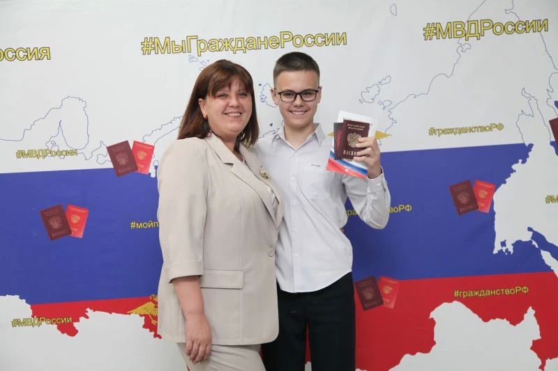 В Хабаровском крае в преддверии Дня России сотрудники полиции совместно с представителями «Движения Первых» вручили подросткам их первые паспорта В Хабаровском крае в преддверии Дня России сотрудники полиции совместно с представителями «Движения Первых» вручили подросткам их первые паспорта