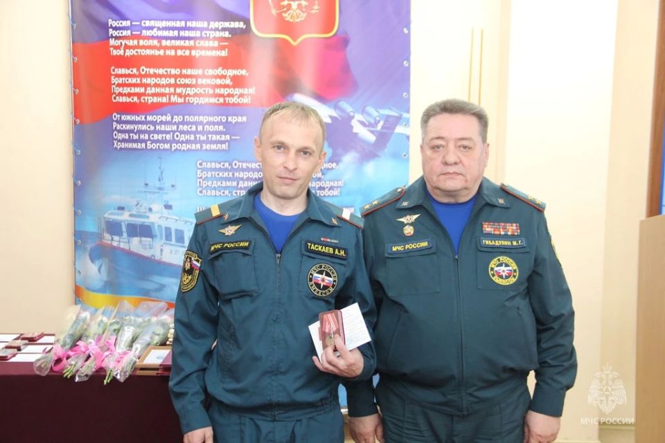 Медали «За спасение на пожаре» и грамоты волонтерам вручены в региональном управлении МЧС России Медали «За спасение на пожаре» и грамоты волонтерам вручены в региональном управлении МЧС России