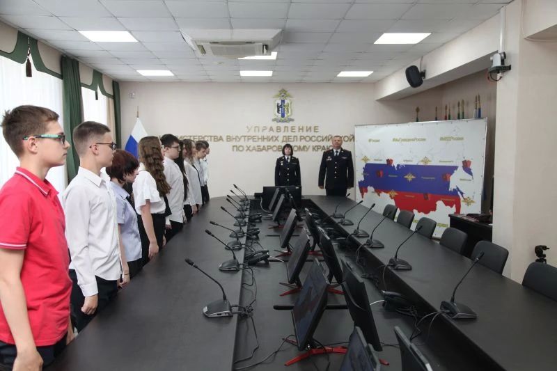 В Хабаровском крае в преддверии Дня России сотрудники полиции совместно с представителями «Движения Первых» вручили подросткам их первые паспорта В Хабаровском крае в преддверии Дня России сотрудники полиции совместно с представителями «Движения Первых» вручили подросткам их первые паспорта