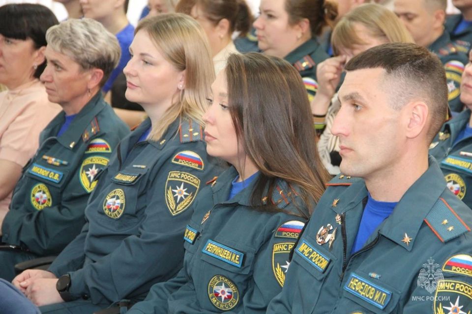 Медали «За спасение на пожаре» и грамоты волонтерам вручены в региональном управлении МЧС России Медали «За спасение на пожаре» и грамоты волонтерам вручены в региональном управлении МЧС России