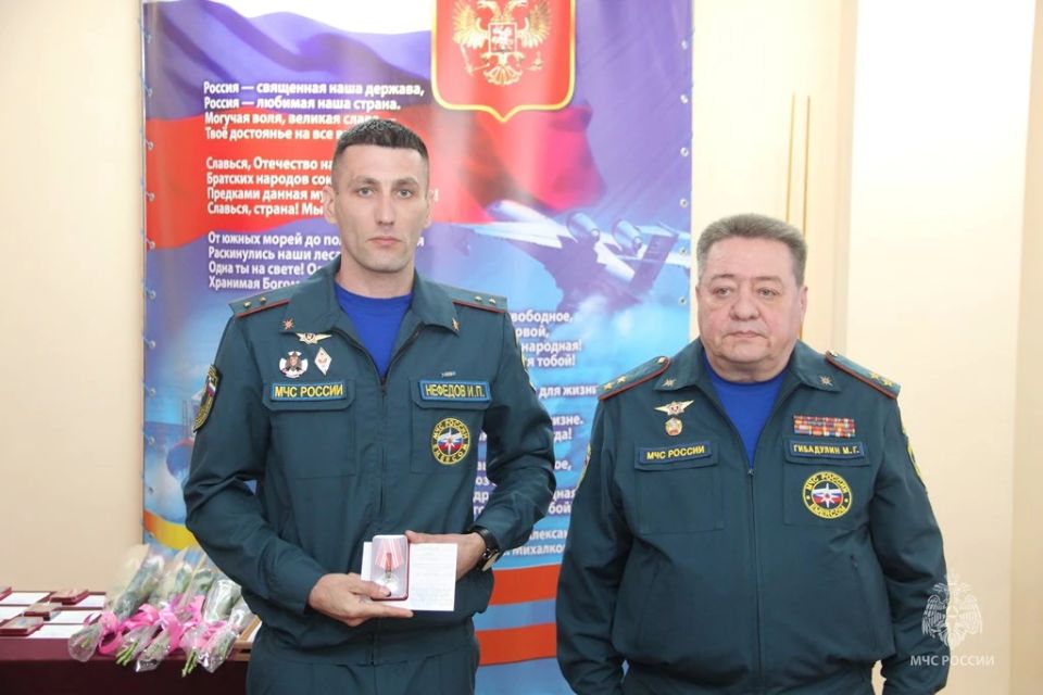 Медали «За спасение на пожаре» и грамоты волонтерам вручены в региональном управлении МЧС России Медали «За спасение на пожаре» и грамоты волонтерам вручены в региональном управлении МЧС России