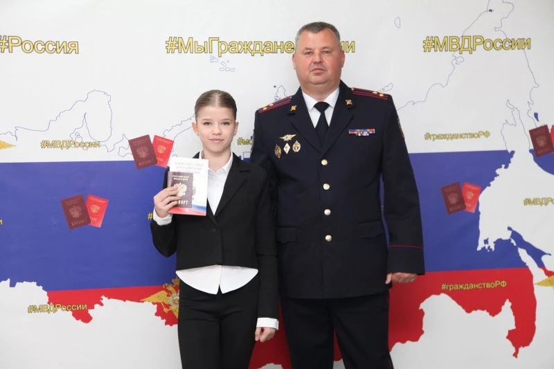 В Хабаровском крае в преддверии Дня России сотрудники полиции совместно с представителями «Движения Первых» вручили подросткам их первые паспорта В Хабаровском крае в преддверии Дня России сотрудники полиции совместно с представителями «Движения Первых» вручили подросткам их первые паспорта