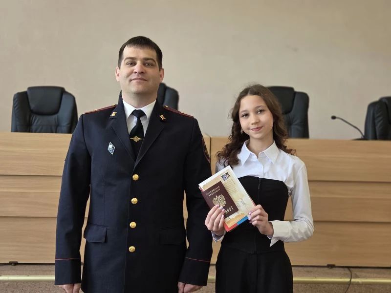 В Хабаровском крае в преддверии Дня России сотрудники полиции совместно с представителями «Движения Первых» вручили подросткам их первые паспорта В Хабаровском крае в преддверии Дня России сотрудники полиции совместно с представителями «Движения Первых» вручили подросткам их первые паспорта