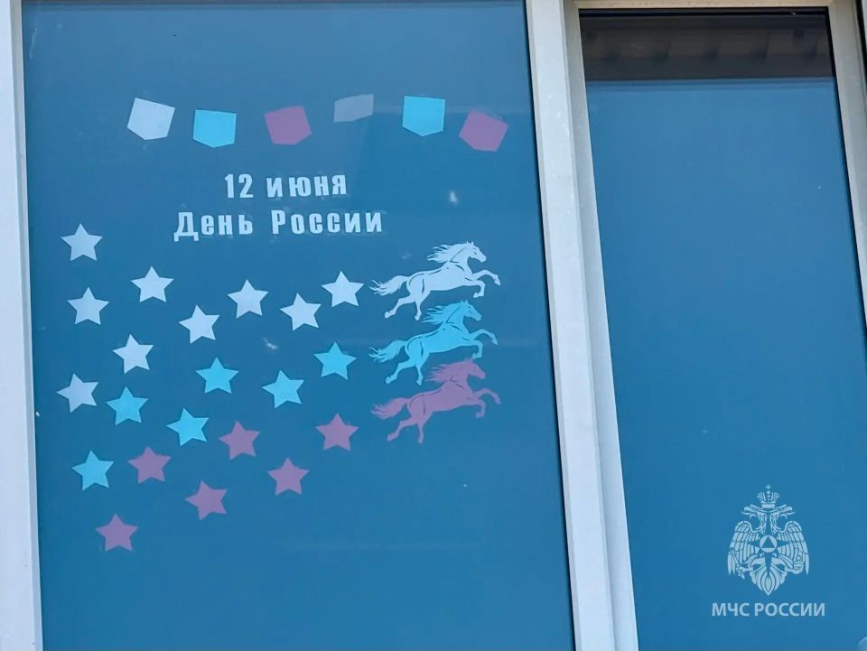 Молодёжный совет Главного управления украсил окна ко Дню России