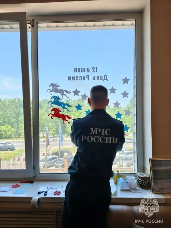 Молодёжный совет Главного управления украсил окна ко Дню России Молодёжный совет Главного управления украсил окна ко Дню России
