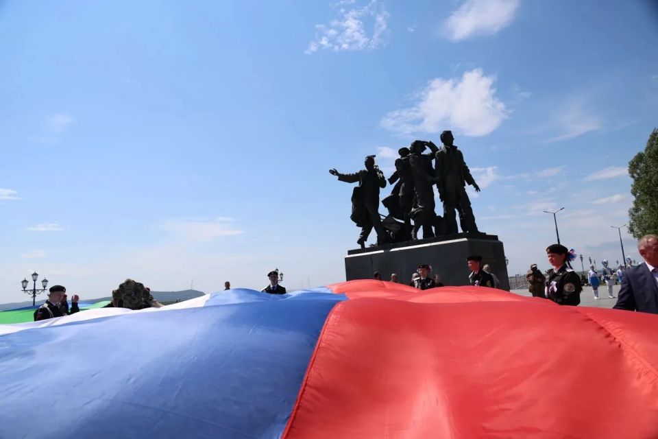 Дмитрий Демешин: День России встречаем в вечно юном Комсомольске-на-Амуре Дмитрий Демешин: День России встречаем в вечно юном Комсомольске-на-Амуре