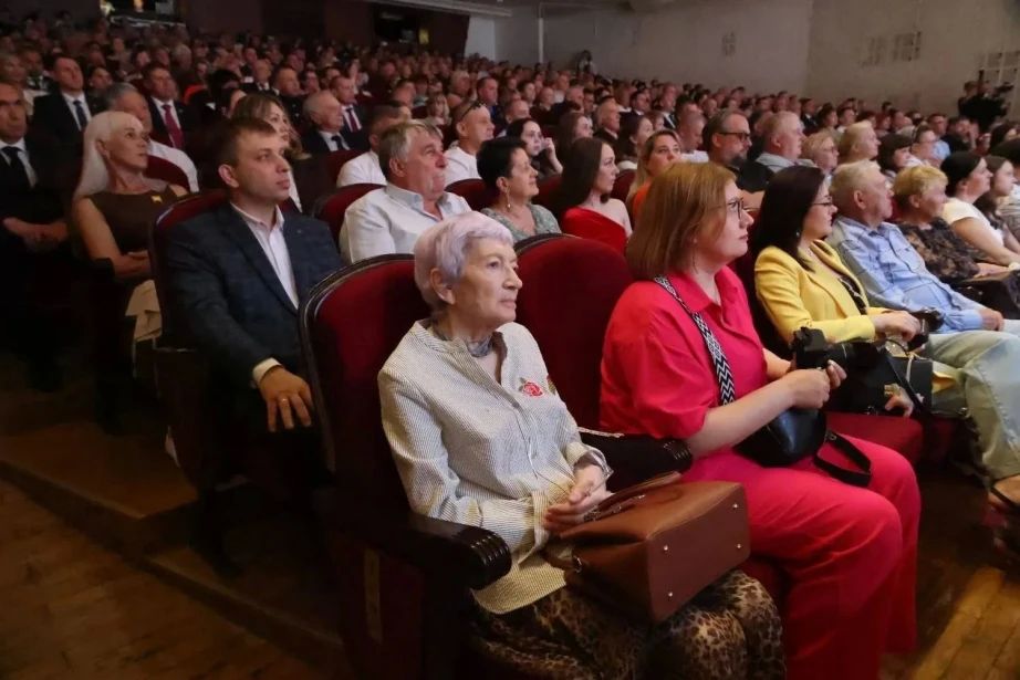 Глава региона вручил заслуженные награды лучшим специалистам Комсомольска-на-Амуре Глава региона вручил заслуженные награды лучшим специалистам Комсомольска-на-Амуре
